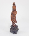 Japão, período Meiji (1868-1912) - Antigo Okimono de deusa KANNON Avalokiteshvara (Deusa GUANYIN na China) esculpida a mão em madeira. Base em madeira. Medida total: 15 cm. Nas culturas asiáticas, esta é a deusa da compaixão e misericórdia. LEIA MAIS --> https://www.japan-experience.com/plan-your-trip/to-know/understanding-japan/kannon