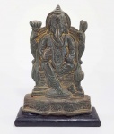 ÍNDIA - SÉC.XIX - Antigo escultura relevo em Bronze cinzelado com minuciosos detalhes, representando deus Lord Ganesha. Vestígios de douração a Ouro. Base em madeira. Medida total: 18 x 13 cm.