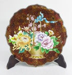 CHINA - Séc.XX - Prato decorativo em cloisonné, borda recortada em pétalas, decorado com cesto de flores em policromia. Acompanha suporte. Med. 30 cm