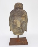 CHINA - DINASTIA QING - Antiga e pesada cabeça de buda esculpida a mão em pedra. possivelmente Séc.XIX ou anterior. Acompanha base em ferro. Med. 26 cm. Medida total: 34 cm. Peso: