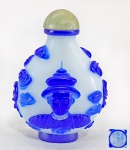 CHINA, DINASTIA QING - SÉC.XIX /XX - Raro snuff bottle em 'Peking Glass' (Vidro de Pequim) nas cores branco e azul, decorado com retrato do IMPERADOR QIANLONG (1736-1795). Alças moldadas com cabeças de Caes de Fó. No verso, circulo com texto e o nome do imperador identificado na linha da direita, nos quatro últimos caracteres. Tampa em Jade e paleta em Marfim. Med. 7.5 x 5.5 cm.