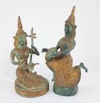 TAILÂNDIA - Duas antigas esculturas em Bronze no estilo Rattanakosin, representando musicistas. Pátina original, detalhes em douração. Séc.XX. Med. 20 e 18 cm.