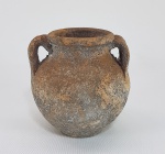 Antigo vaso Greco Romano em Terracota. Alças laterais. Pátina, incrustações e resíduos de escavação. Atribuível ao Período Helênico (III A.C a I D.C). Item para pesquisa. Med. 10 x 10 cm.