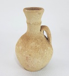 Antigo vaso Greco Romano em Terracota. Alça lateral. Pátina, incrustações e resíduos de escavação. Atribuível ao Período Helênico (III A.C a I D.C). Item para pesquisa. Med.13 cm. VER SIMILAR NO MUSEU DE BUDAPESTE -----> https://www.mfab.hu/artworks/6876/