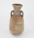 Antigo vaso do Greco Romano em Terracota. Alça lateral. Pátina, incrustações e resíduos de escavação. Atribuível ao Período Helênico. Item para pesquisa. Med.14 cm.