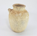 Antigo vaso Greco Romano em Terracota. Possui antigo bico lateral. Pátina, incrustações e resíduos de escavação. Atribuível ao Período Helênico (III A.C a I D.C). Item para pesquisa. Med.12 cm.