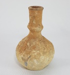 Antigo vaso tipo frasco Greco Romano em Terracota. Pescoço anelado. Pátina, incrustações e resíduos de escavação. Atribuível ao Período Helênico (III A.C a I D.C). Item para pesquisa. Med.13 cm.