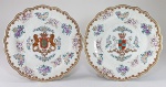 EDMÉ SANSOM (1810-1891) - LIMOGES - Par de antigos pratos em porcelana francesa, decorados com ramos de flores e brasões da nobreza em policromia ao centro. detalhes dourados e esmaltes em relevo bianco sopra bianco. Assinados no verso. Med. 25 cm.  ----> CONHEÇA A HISTÓRIA DO MAIOR COPISTA DA HISTÓRIA DA PORCELANA EUROPEIA --->  https://www.britishmuseum.org/collection/term/BIOG78030