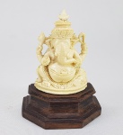 Antiga escultura em Marfim indiano representando Ganesha. Base em madeira. Circa de 1900.  Medida total: 7 x 5 cm.