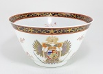 COMPANHIA DAS INDIAS (CHINESE EXPORT PORCELAIN) - Séc.XIX - Travessa funda em porcelana chinesa pasta dura, decorada com brasão da nobreza AUSTRÍACA, sendo a Águia bicéfala portando cetros e espada, duas coroas, uma menor no interior e outra maior, ao centro, escudo oval com cartelas das famílias, ladeadas por flores em esmaltes da Familia Rosa e borda negra com folhagens douradas. Pequena colagem na borda e fios de cabelo. Sem marca. Med. 23 cm de diâmetro e 12 cm altura.