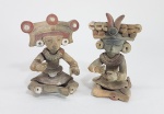 Duas pequenas e antigas esculturas em terracota policromada no estilo pre colombiano representando Xamãs. Med.10x07x05 cm. Um com restauro e faltando parte.