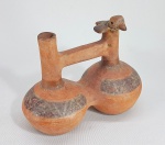 ARTE PRE COLOMBIANA - Civilização Chimu (900-1470 D.C.) - Antigo vaso cabaça dupla, decorado com policromia e pássaro em um dos lados. Pequena perda na asa. Med. 19 x15 x 10 cm.  VER: artifactseller.com/products/authentic-pre-columbian-whistling-stirrup-artifact-vessel-moche-culture-ca-400-ce-ancient-peru-mochica-authentic-musical-artifact. culturalpatina.com/products/bird-whistle-very-nice-pre-columbian-chimu-bird-whistle-vessel-from-peru-369?utm_source=pinterest&utm_medium=social