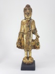 MYANMAR (BURMA) - Séc.XIX /XX - Escultura de Buda esculpida em bloco de madeira laqueada e com douração. Detalhes em vitrilhos. Ricos detalhes nas vestes. Med. 30 cm. VER LINKS -----------> https://www.michaelbackmanltd.com/archived_objects/gilded-wooden-image-of-the-monk-sariputta-burma-late-19th-century/ ----------> https://www.1stdibs.com/furniture/decorative-objects/sculptures/figurative-sculptures/19th-century-burmese-kneeling-buddhist-monk-gilded-wood-temple-figure/id-f_11620573/ ---------------> https://vatican.com/Burma-Seated-Disciples/ ----------------> https://www.1stdibs.co.uk/furniture/decorative-objects/sculptures/figurative-sculptures/19th-century-burmese-kneeling-buddhist-monk-gilded-wood-temple-figure/id-f_11620573/