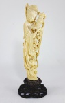 Antiga escultura chinesa em Marfim representando florista. Base em madeira. Med. 24 cm.