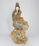 SATSUMA - Circa de 1900 - Antiga escultura em porcelana japonesa representando deusa GUANYIN sobre nuvens e dragão. Decorada com farta policromia, esmaltes em relevo e forte douração. Sem marca. Possui orifício no topo e na base. Med. 38 x22 x21 cm.