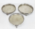 Lote com 3 pequenas e antigas salvas em metal branco, fundo cinzelado, galerias vazadas e recortadas. Sem contrastes ou marcas. Med. 13, 14 e 16 cm.