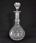 BACCARAT - Circa de 1900 - Antiga garrafa decanter em cristal francês, bojo, pescoço e anel facetados e com lapidação dedão. Fundo estrelado. Tampa original. Med. 30 cm. (Possui algum esbranquiçado interno, que desaparece ao colocar líquido).