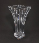 Elegante vaso em cristal europeu de alto brilho no formato de tulipa. Sem marca visível. Med. 26 x 14 x 13 cm.