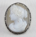 EUROPA - SÉC XIX  - Elegante broche camafeu esculpido em pedra, possivelmente Ágata branca, com delicadíssima figura de figura neo clássica. Estrutura em Prata com Marcassitas e aro interno em Ouro. Peça de coleção. Med. 4 x 3.5 cm. LEIA SOBRE A ARTE DOS CAMAFEUS NO SÉC.XIX ---->  https://thejva.org/articles/art-cameos-early-ages-nineteenth-century   ---> https://www.jfjco.com/how-to-value-and-date-your-vintage-cameo/