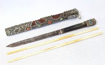 CHINA/ TIBET - Raro conjunto composto por bainha, faca e par de hashis em marfim, dito: 'Nomad's Knife and Chopsticks Eating Set', período entre 1880 e 1920. Peça ricamente decorada com aplicações em metal com cinzelado de altíssima qualidade com relevos de dragões e folhagens. Alça no formato de cabeça de dragão com argola. Detalhes em esmaltes, corais, turquesas e etc. Item com COTAÇÃO INTERNACIONAL. Ver foto 5. Med. 31 cm de comprimento. VER LINKS COM PREÇOS: http://www.potalaworld.com/catalog/mongolia/6-12chopsticks.html ---------------> https://www.proantic.com/en/display.php?id=303903INFORMAÇÕES