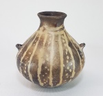 Antiga urna ou vaso em terracota escura Pré Colombiana, decorado com fachas brancas e padrões geométricos. Alças laterais. Peça para pesquisa e catalogação. Med. 16 x 14 x 15 cm