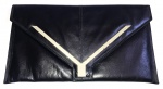 Graciosa e antiga carteira década de 60 no tom negro com detalhe em metal prateado. Peça usada podendo conter marcas de usos. Mede 34x19cm