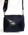 Estilosa bolsa bolsa da marca COLCCI com detalhes no negro e prata. Peça usada podendo conter marcas de uso. Mede 20x20cm