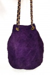 FRANKIE AMAURY- Antiga e graciosa bolsa em tecido aveludado no tom violeta com corrente no tom dourado. Peça usada podendo conter marcas de uso. Mede 25cm