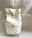 NATAN- Linda e antiga bolsa em couro no tom branco com detalhe em dourado. Peça usada podendo conter marcas de uso. Mede25x20cm