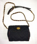 NATAN- Graciosa e antiga bolsa em tecido no tom negro com detalhe em couro e dourado. Peça usada podendo conter marcas de uso. Mede 17x 14cm