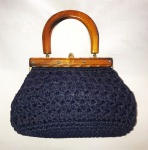 Linda bolsa em crochê no tom azul marinho  e detalhes em madeira. Peça em perfeito estado. Mede 25x25cm