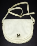 NATAN- Graciosa e antiga bolsa no tom branco com detalhe em dourado. Peça usada contendo marcas de uso. Mede 22x20cm