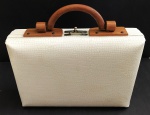 Elegante bolsa no estilo maleta em courino no tom branco e detalhes em madeira. Peça usada podendo conter marcas de uso.