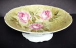 Gracioso centro de mesa em porcelana com decoração floral em pintura a mão. Mede 26cm