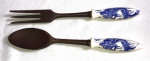 Par de singelos talheres para servir em madeira com cabo em cerâmica vitrificada decorados por dragões no tom azul. Mede 29cm
