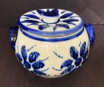 Graciosa sopeira em porcelana de Sião no predominante tom branco com decoração floral no tom azul cobalto. Peça autenticada e numerada na base. Mede 20cm