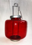 Gracioso lampião em vidro no tom vermelho e haste em metal prateado. Peça nova com etiqueta ETNA. Mede 24cm