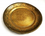 Lindo medalhão indiano em metal dourado ricamente cinzelado. Mede 32cm