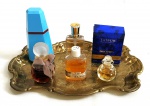Para coleção- Lote composto por miniaturas de frascos de perfumes franceses acomapanha graciosa bandeja no tom dourado.