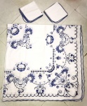 Toalha de mesa em tecido no tom branco com decoração floral no tom azul acompanha 10 guardanapos. Mede 300x 155cm