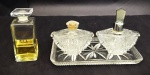 Lote composto por presentoir em cristal e 2 perfumeiros no mesmo padrão acompanha frasco de perfume francês ELLE ET LUI. Medem 19cm, 11cm e 7cm