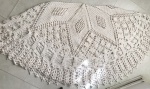 Graciosa toalha de mesa no formato oval confeccionada crochê no tom branco. Mede 165x145cm