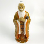 WAN JIANG - Belíssima escultura chinesa em cerâmica vitrificada representando sábio com vestimentas