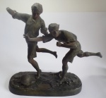 Futebol- Troféu iteressante- imagem com 2 jogadores de futebol disputando a bola- inscrição na placa