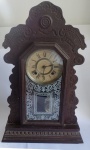 Antigo Relógio Tipo Capelinha de parede Trade Mark em madeira entalhada com a chave , Funcionando