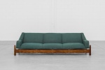 Móveis Cimo- 1950- Grande sofá em jacarandá. Pés em jacarandá maciço com travessas em madeira compen