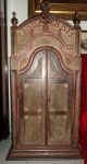 Oratório de madeira ricamente entalhada e policromada, com duas portas e interior com pintura de épo