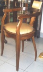 Antiga e decorativa Cadeira de barbeiro, executada em madeira nobre, com espaldar regulável por trav