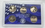 Estados Unidos - Set de 2007 com 5 Moedas Quarter States Proof/Mint - Letra S - Estojo Lacrado do Programa United Stats Mint 50 State Quarters Proof Set contendo os seguintes Estados - Idaho, Montana, Wyoming, Utah e Washington. Flor de Cunho sem caixa com riscos no acrilico