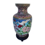 Belíssimo e antigo vaso alto balaustre executado em autêntico cloisonne chinês, trabalhado a mão. De